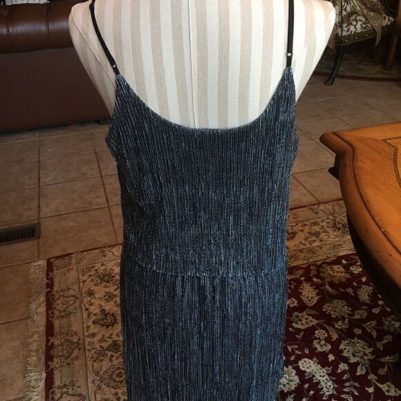 EVERLY FOIL Ruffle Shimmer Dress! - Picture 6 of 8